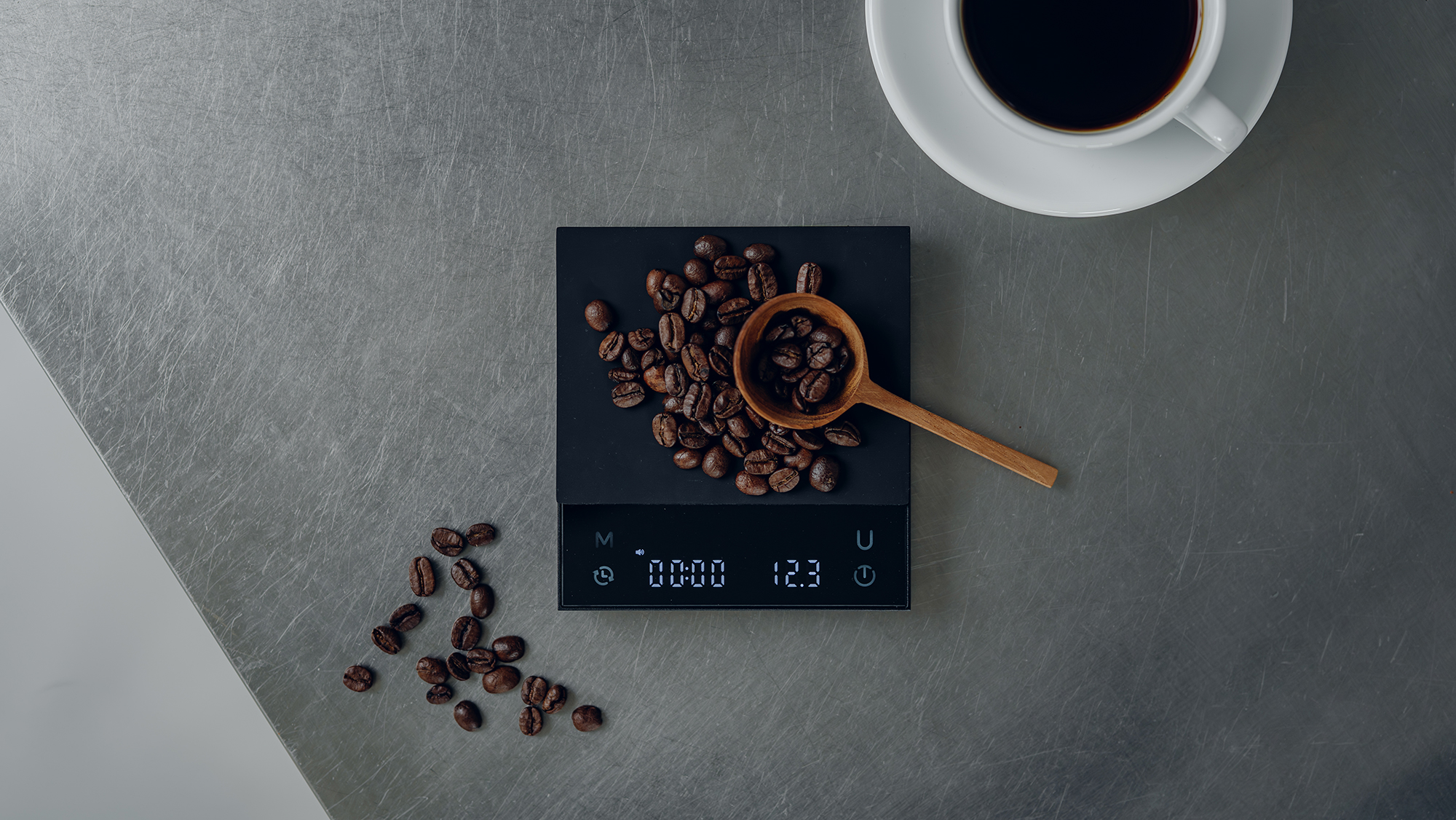 コーヒー豆を計量するBrewFoxのコーヒースケール
